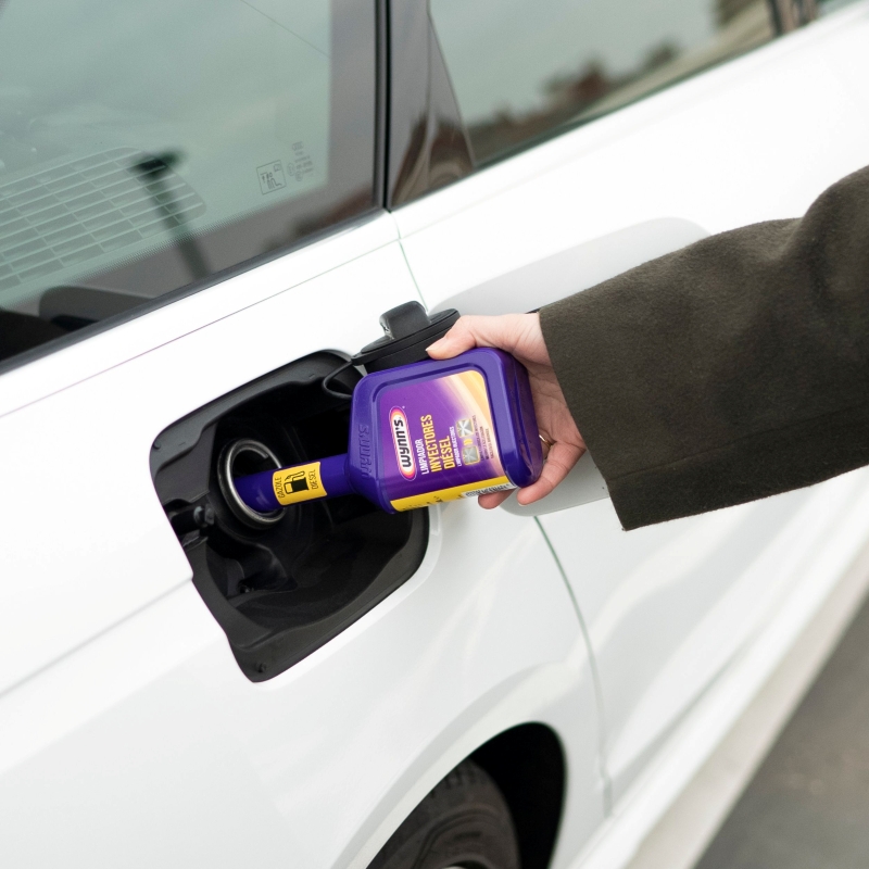 Mecánico aplicando aditivo para diesel | aditivo para diesel en Wynns Aditivo para diesel Wynns | mecánico aplicando aditivo para diesel