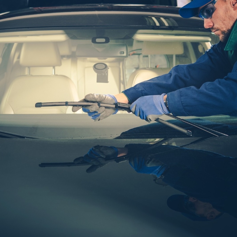 escobillas coche en Recambios Centro |mecánico cambiando escobillas mecánico cambiando escobillas | escobillas coche en Recambios Centro