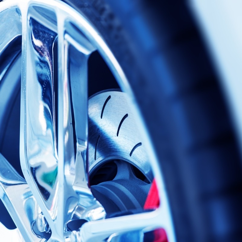 freno de disco brillante en Recambios Centro | técnico instalando frenos de moto técnico instalando frenos de moto |freno de disco brillante en Recambios Centro