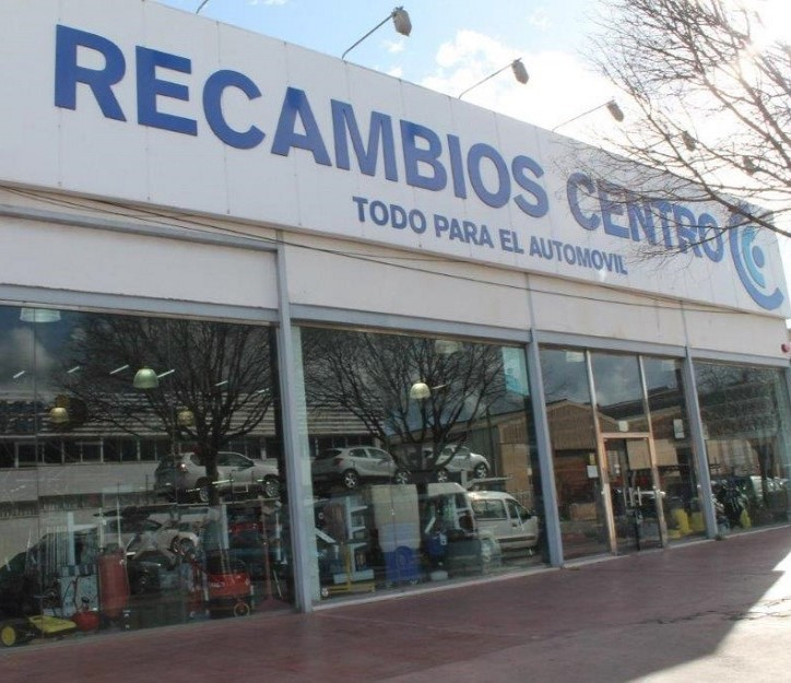 Tienda de accesorios para coche en Polígono Son Castelló | fachada de tienda - Recambios Centro