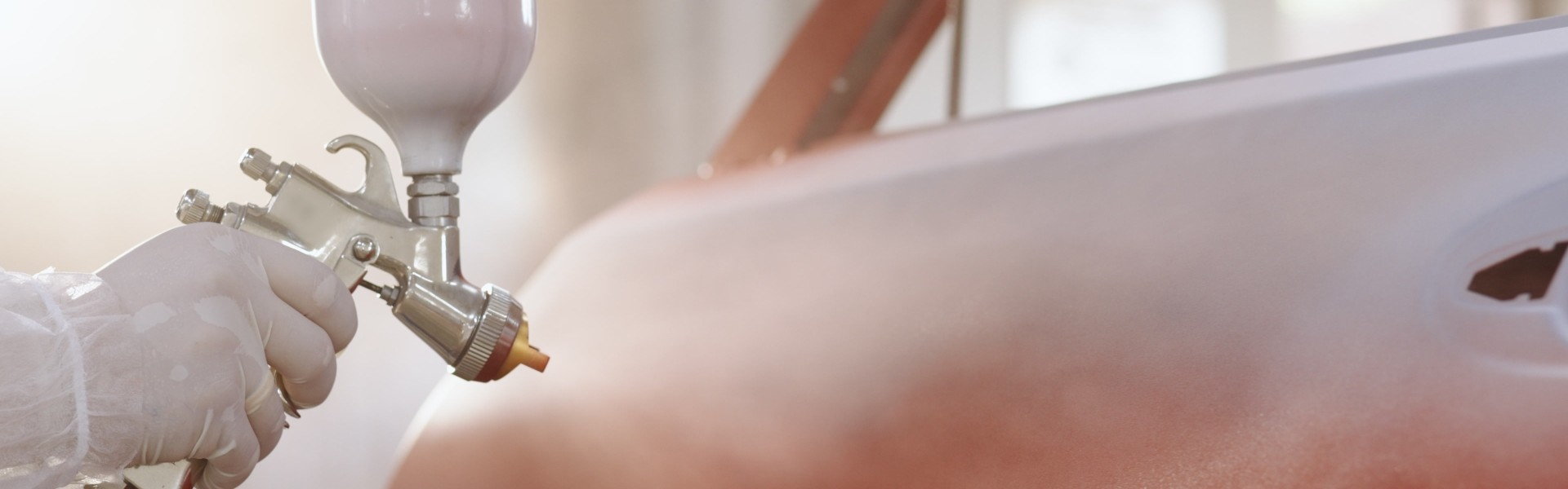 Técnico aplicando pintura para coche | acabados con pintura para coche en Recambios Centro acabados con pintura para coche en Recambios Centro | Técnico aplicando pintura para coche